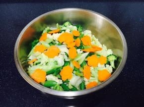 拌菜，把圆白菜、菜花、西兰花、西芹、甜豆、胡萝卜放在一个盆里，放适量的盐，少许白糖，搅拌均匀。
