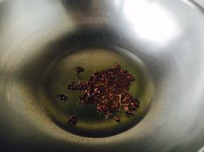 锅里放适量的油，油5、6成热时放入适量的花椒，当花椒微微变色，有香味时捞出花椒。