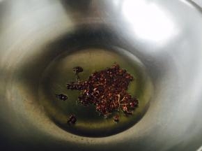 锅里放适量的油，油5、6成热时放入适量的花椒，当花椒微微变色，有香味时捞出花椒。