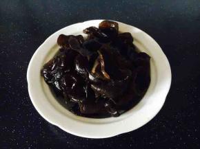 木耳
泡发，木耳洗干净，用清水泡发1～4个小时，泡发木耳的时间视木耳的品质而定，木耳膨胀是原来的3倍左右，肉质厚而有弹性即可。
焯水，锅里的水开了以后，放入木耳，煮5分钟左右，捞出，过凉水，沥干水分备用。