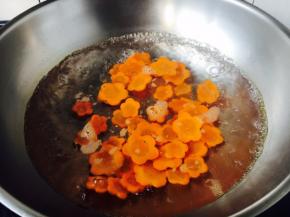 有关焯水
焯水前，锅里放少许盐，少许油，目的是使蔬菜颜色漂亮。
焯水的原则是先焯颜色浅的蔬菜，然后再焯颜色深的蔬菜。