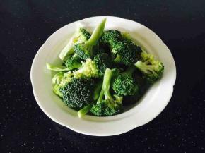 西兰花
清洗，西兰花去除老根，掰成小花朵，用淡盐水泡15分钟后清洗干净。
焯水，锅里水开后，放入西兰花，等水开了后捞出，过凉水，沥干水分，备用。
小贴士，西兰花焯水时间要以西兰花菜品鲜嫩程度而定，较嫩的话，开锅就捞出，较老的话需要稍微增加点时间，或者提前用刮皮刀，刮去颈部的皮。