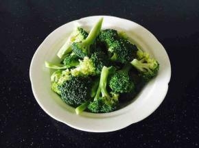 西兰花
清洗，西兰花去除老根，掰成小花朵，用淡盐水泡15分钟后清洗干净。
焯水，锅里水开后，放入西兰花，等水开了后捞出，过凉水，沥干水分，备用。
小贴士，西兰花焯水时间要以西兰花菜品鲜嫩程度而定，较嫩的话，开锅就捞出，较老的话需要稍微增加点时间，或者提前用刮皮刀，刮去颈部的皮。