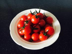 小番茄
清洗，用淡盐水泡约15分钟左右，清洗干净，去掉蒂。
焯水，小番茄不需要焯水。