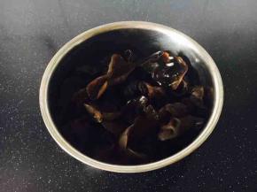 拌菜，木耳放适量的盐搅拌均匀腌制。一般情况下我把木耳单独放在一个盆里腌制，因为木耳不易吸盐，需要放的盐要比其它菜多点。