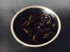 拌菜，木耳放适量的盐搅拌均匀腌制。一般情况下我把木耳单独放在一个盆里腌制，因为木耳不易吸盐，需要放的盐要比其它菜多点。
