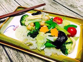 盛上一盘就可以享用啦，喜欢口重的小伙伴可以蘸些三合油吃。