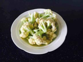 菜花
清洗，把菜花掰成小花朵，用淡盐水泡15分钟后清洗干净。
焯水，锅里的水开了以后放入菜花，等水开了后，捞出过凉水，沥干水分，备用。
小贴士，焯水时间的长短， 和菜花的品质有关，一般情况下以保持菜花脆嫩口感为佳。