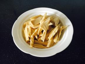 腐竹
泡发，腐竹用清水冲洗干净，用凉水泡发约2个小时左右，泡发至腐竹膨胀松软即可。
焯水，锅里的水开了以后，放入腐竹后约5秒左右，捞出，过凉水，沥干水分，备用。