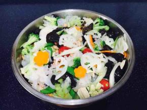 拌菜，把预拌制好的菜全部放在一个盆里，用颠盆的方法把它们拌匀，同时尝尝口味是否合适，再次调整一下口味。