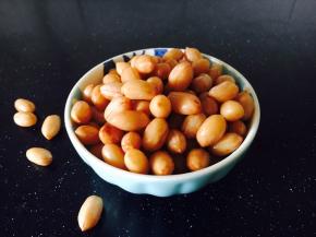 拌菜，花生米放适量的盐搅拌均匀。