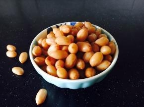拌菜，花生米放适量的盐搅拌均匀。