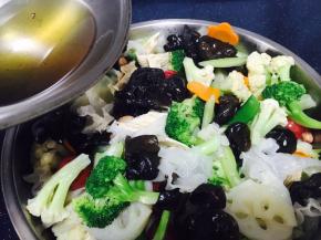 拌菜，把热花椒油倒入菜盆里，用颠盆法把菜拌匀。