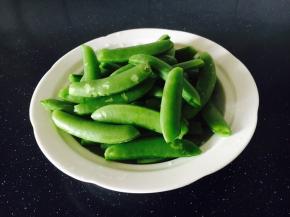 甜豆
清洗，清洗干净，摘除老梗和筋。
焯水，锅里水开以后放入甜豆，焯约30秒左右，捞出过凉水，备用。