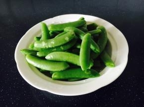 甜豆
清洗，清洗干净，摘除老梗和筋。
焯水，锅里水开以后放入甜豆，焯约30秒左右，捞出过凉水，备用。