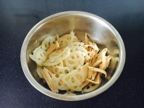 拌菜，腐竹和藕片放在一个盆里，放适量的白糖（1勺），少许盐，搅拌均匀。
