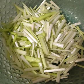 韭黄洗净切段备用。