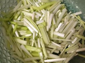 韭黄洗净切段备用。