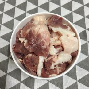 前腿肉切薄片备用。