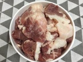 前腿肉切薄片备用。