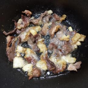 将肉片放入锅中，中火煸炒至出油。