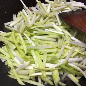 下入韭黄大火翻炒。