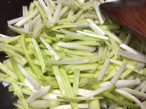 下入韭黄大火翻炒。