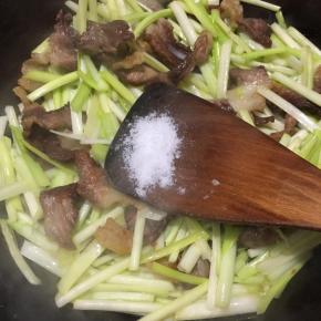 炒至韭黄变色，调入盐和鸡精翻炒均匀即可关火。