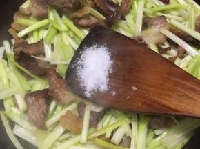 炒至韭黄变色，调入盐和鸡精翻炒均匀即可关火。