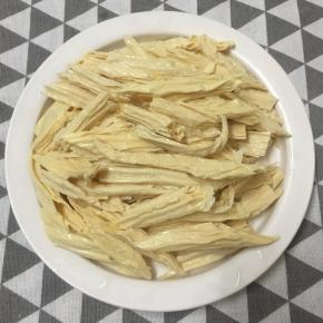 腐竹提前泡发好，洗净切段备用。