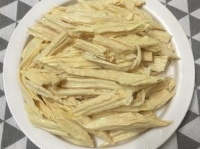 腐竹提前泡发好，洗净切段备用。