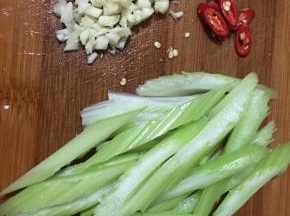 西芹去筋洗净切段，蒜头切碎，小米椒切圈。