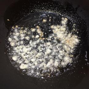 锅中加入油，大火烧热，下入蒜末煸出香味。