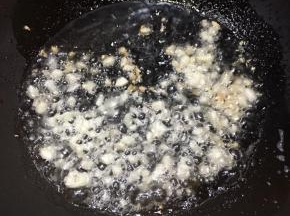 锅中加入油，大火烧热，下入蒜末煸出香味。