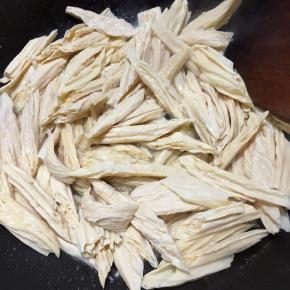 倒入腐竹翻炒。