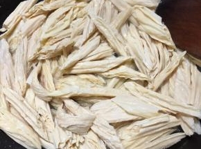 倒入腐竹翻炒。