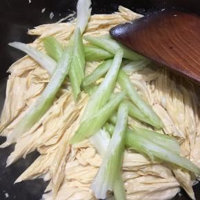 炒至水分微干，加入西芹翻炒。