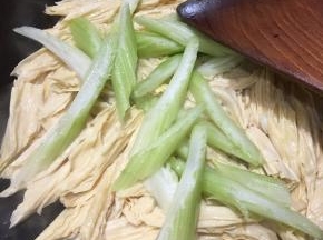 炒至水分微干，加入西芹翻炒。