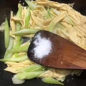 炒至西芹变色，调入盐和鸡精炒匀。