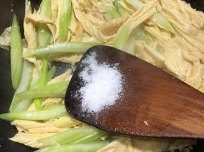 炒至西芹变色，调入盐和鸡精炒匀。