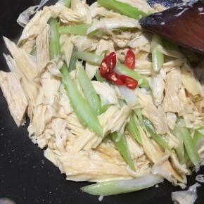 下入小米椒翻炒几下即可关火。