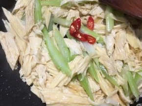 下入小米椒翻炒几下即可关火。