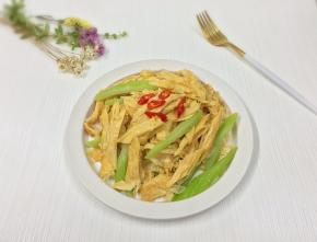 出锅装盘，上桌享用吧。