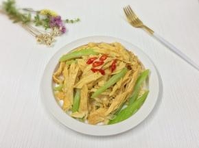 出锅装盘，上桌享用吧。