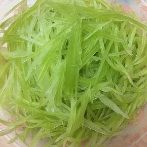 莴笋去皮洗净，擦成丝。