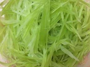 莴笋去皮洗净，擦成丝。