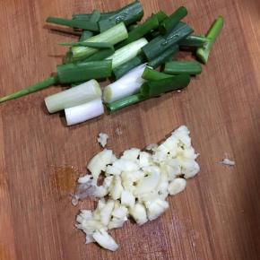 香葱切段，蒜头切碎。