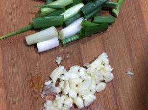 香葱切段，蒜头切碎。