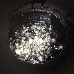 锅中加入油，大火烧热，下入蒜末煸出香味。