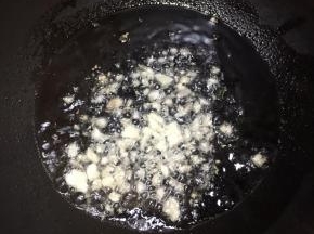 锅中加入油，大火烧热，下入蒜末煸出香味。
